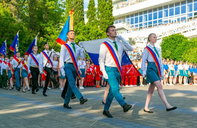 Дети из всех регионов России отметят День государственного флага в «Орлёнке»