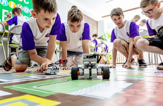 Дети России проектируют роботов в «Орлёнке»