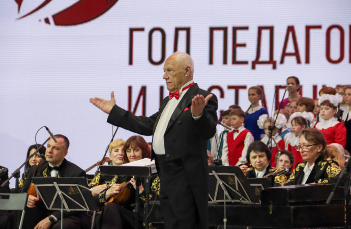 В «Орлёнке» выступил сводный детский хор в сопровождении Государственного концертного русского народного оркестра «Виртуозы Кубани»