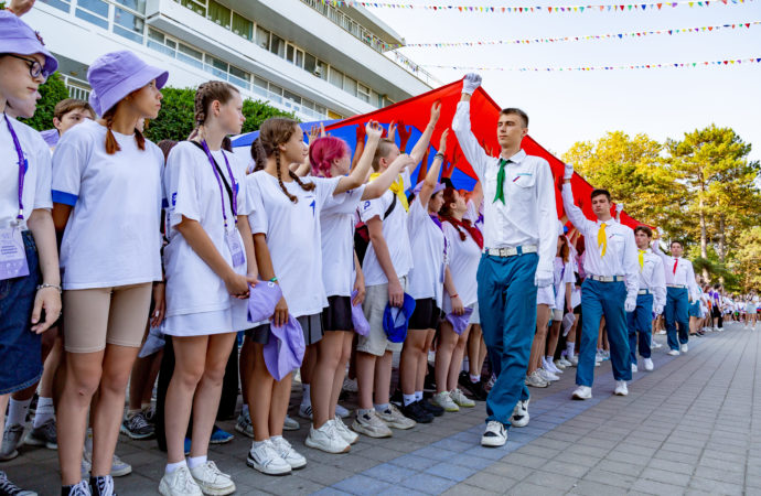 Национальный триколор – символ единства и гордости: более 3000 детей приняли участие в праздновании Дня Государственного флага в «Орлёнке»