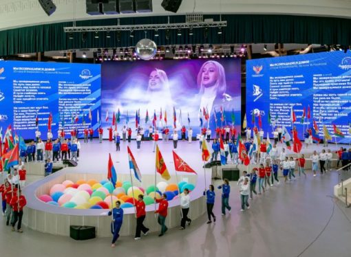 В «Орлёнке» День воссоединения новых регионов с Россией отметили парадом флагов