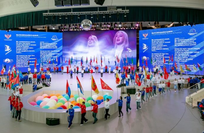 В «Орлёнке» День воссоединения новых регионов с Россией отметили парадом флагов